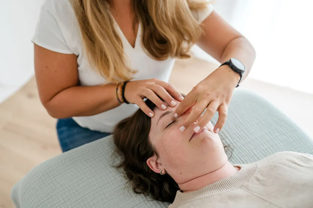 Hände während einer craniosacralen Behandlung