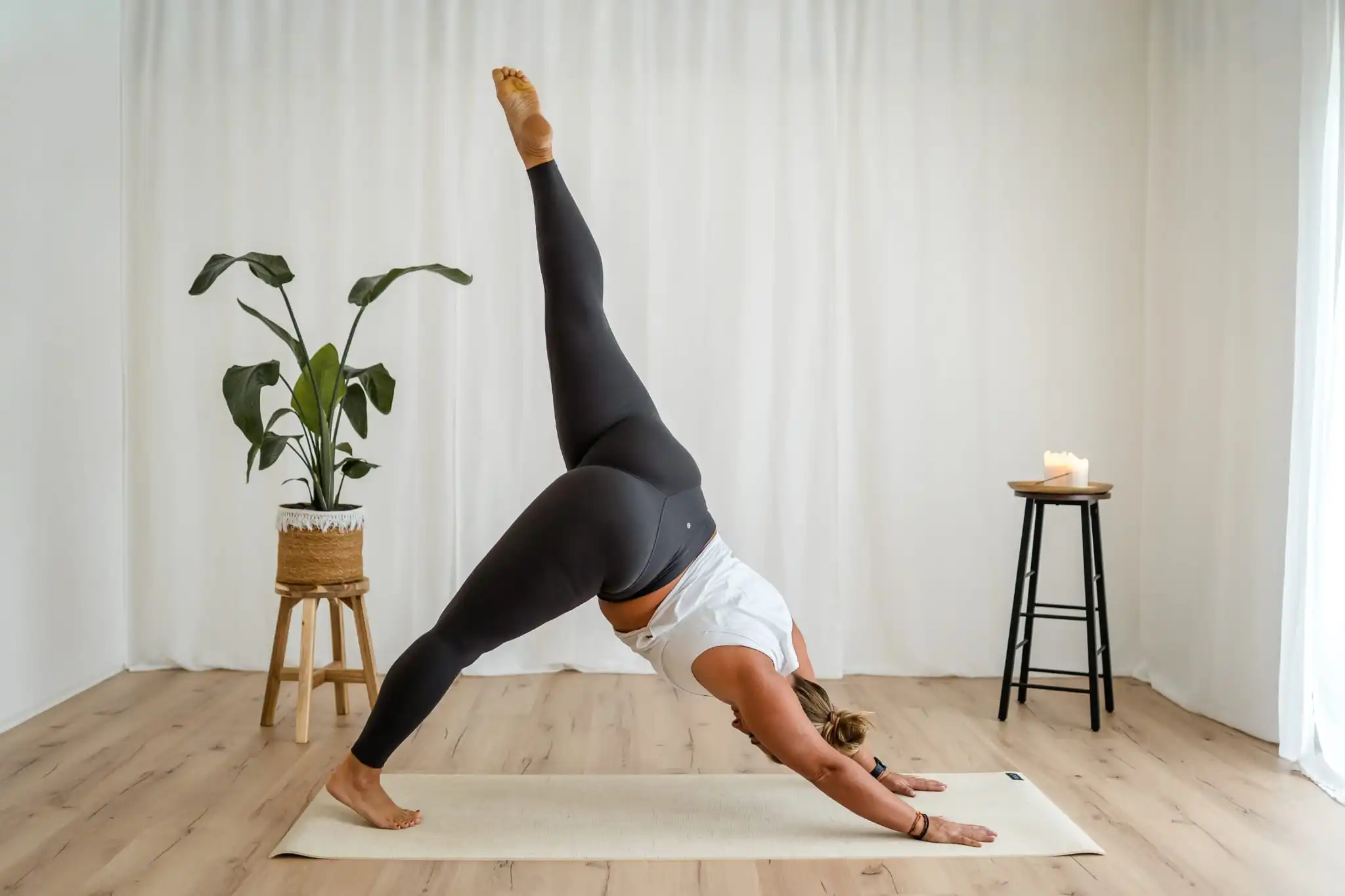 Stefanie Kaindl in einer Yoga-Haltung auf der Matte